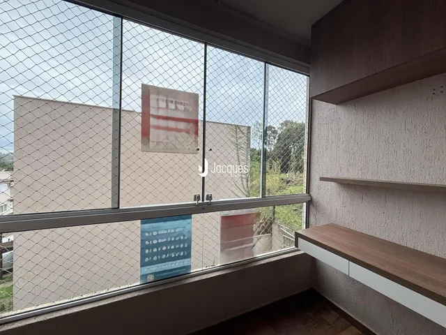 Vista da janela de uma propriedade em Lajeado, Brasil, com grade de segurança.