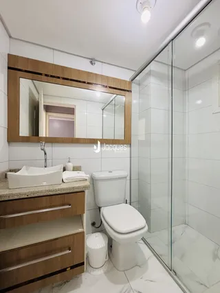 Foto de um banheiro moderno com box de vidro e revestimento de cerâmica.