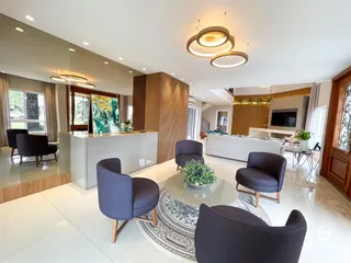 Ambiente de sala de estar moderno com decoração contemporânea em imóvel no Lajeado, Brasil.