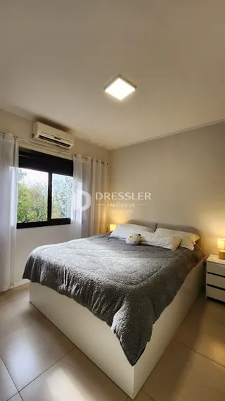 Quarto com cama e janela em um imóvel no Brasil.