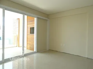 Sala de estar com portas de vidro que dão acesso a uma área externa.