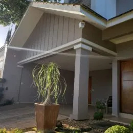 Fachada de uma residência com área coberta em Lajeado, Brasil.