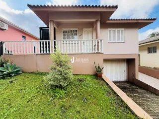 A fachada de uma casa em Lajeado, Brasil, com jardim gramado e garagem.