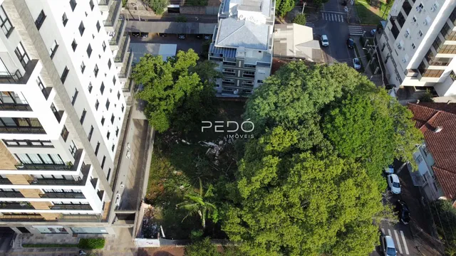 Vista aérea de uma propriedade em Lajeado, Brasil, com grande área de vegetação.