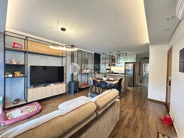 Sala de estar com decoração moderna e piso de madeira em Lajeado, Brasil.
