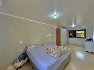 Quarto com cama e armário em imóvel no Lajeado.