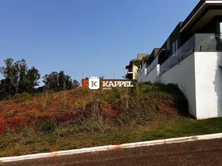 Fachada de um prédio residencial com vegetação na frente em Lajeado.