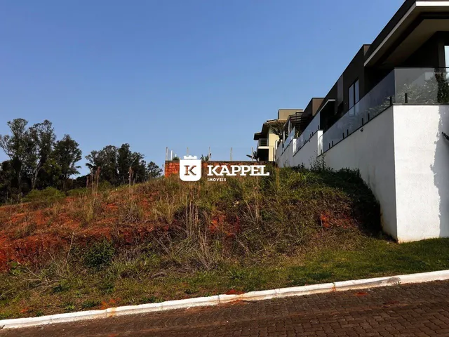 Fachada de um prédio residencial com vegetação na frente em Lajeado.