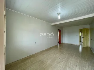 Hall de corredor interno com piso de cerâmica claro e teto de painéis brancos.