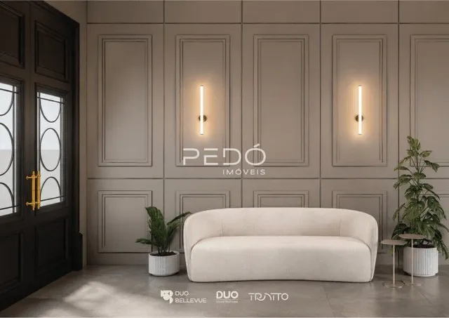 Sala de estar com sofá e painéis de parede em tom neutro.