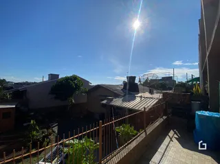 Vista externa de uma propriedade em Lajeado, Brasil, mostrando um muro e vegetação.