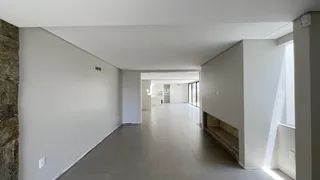 Hall de entrada longo e claro de uma residência em Lajeado.