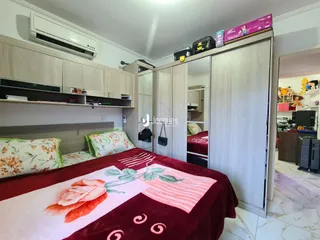 Quarto com cama e armários de madeira.