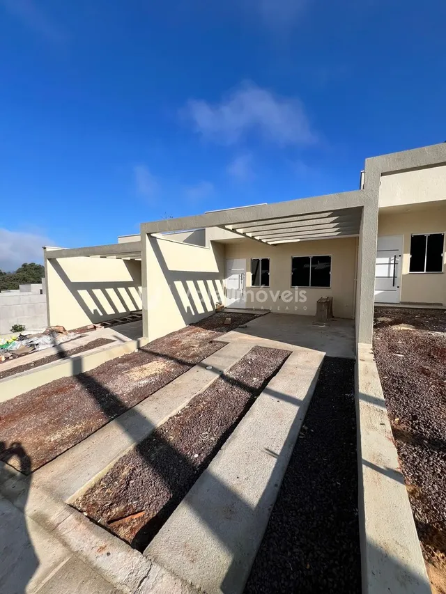 A foto mostra a área externa pavimentada de uma residência em Lajeado.