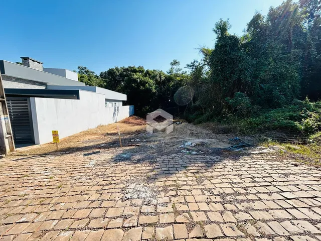 Fachada de uma residência moderna em Lajeado, Brasil, com área externa pavimentada.