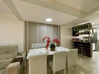 Foto de uma sala de jantar com mesa branca e decoração moderna.