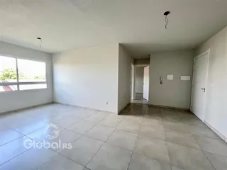 Ambiente interno de uma residência com piso de cerâmica e paredes brancas.