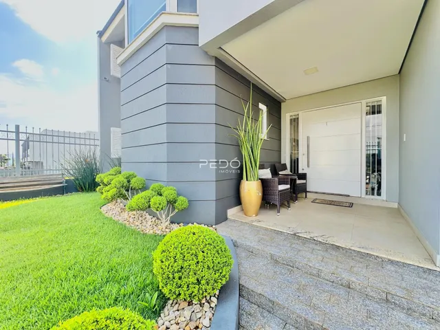 Vista externa de uma residência com jardim e garagem em Lajeado, Brasil.