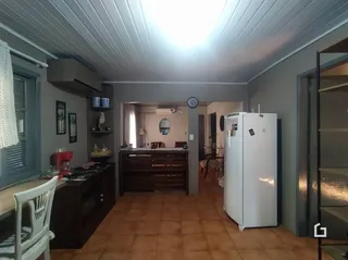 Hall de entrada com piso de cerâmica e paredes cinzas