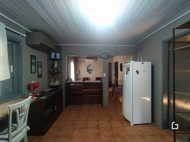 Hall de entrada com piso de cerâmica e paredes cinzas