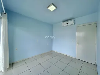 Quarto com piso de cerâmica e ar-condicionado em um imóvel em Lajeado.