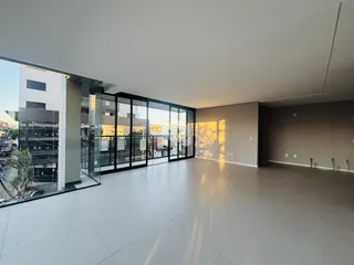 Ambiente interno de um imóvel com grandes janelas em Lajeado.