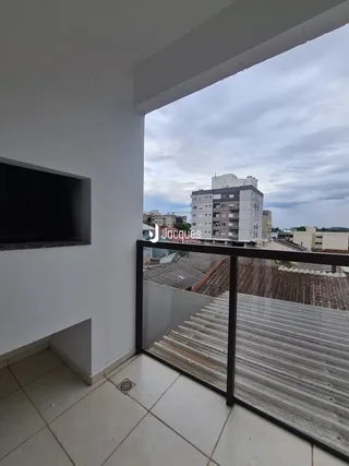 Vista de um ambiente interno com parede branca e piso claro.