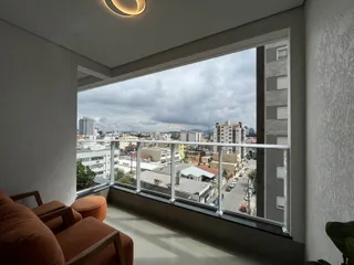 Vista panorâmica da cidade observada através da janela do apartamento.