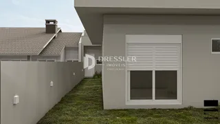Vista externa de uma casa com muro e gramado em Lajeado.