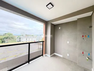 Vista da área externa da propriedade em Lajeado, Brasil com grade de segurança.