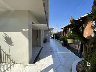 Exterior da casa em Lajeado, Brasil, mostrando a fachada e o pátio.
