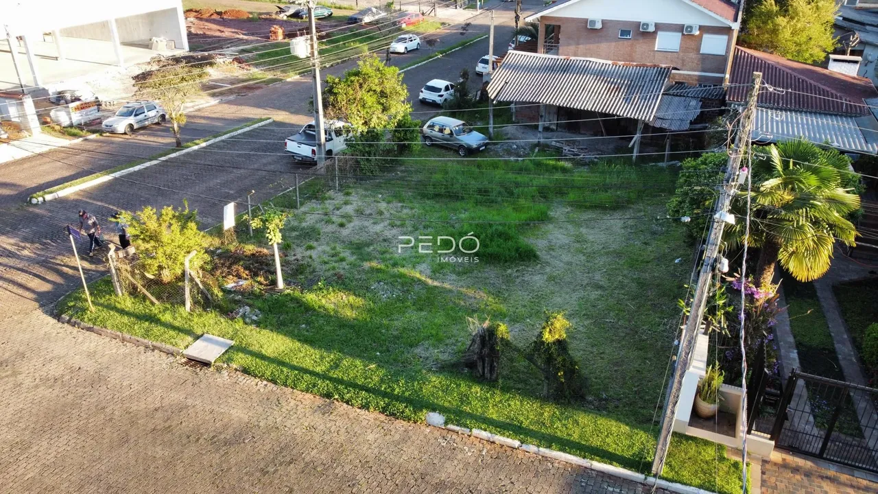 Vista externa de um terreno gramado com cerca e vegetação em Lajeado, Brasil.