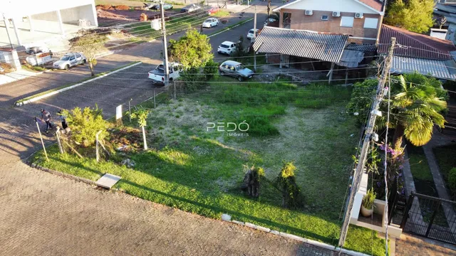 Vista externa de um terreno gramado com cerca e vegetação em Lajeado, Brasil.