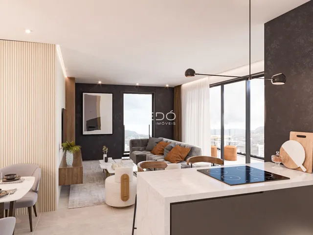 Sala de estar moderna com grande janela e vista panorâmica.