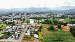 Vista aérea de uma área residencial com campos agrícolas em Lajeado, Brasil.