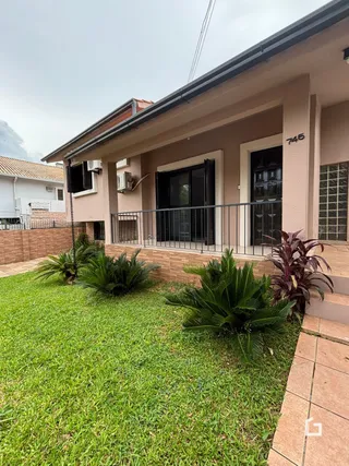 Fachada de uma residência em Lajeado, Brasil, com jardim gramado.