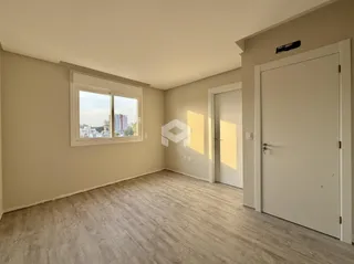 Uma sala com janela de vista para a cidade.