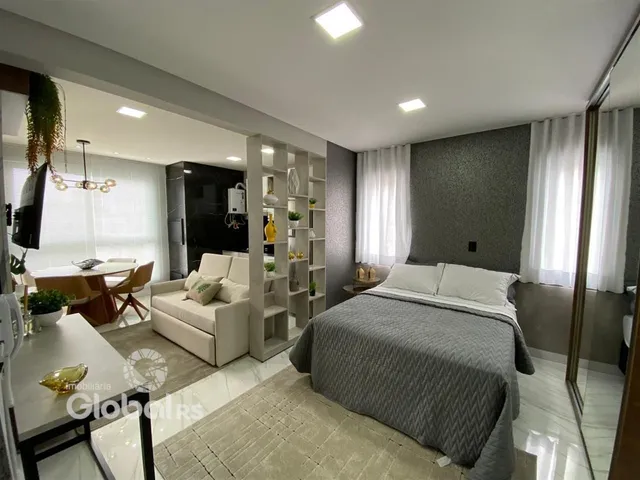 Quarto moderno com cama e janela em um apartamento.