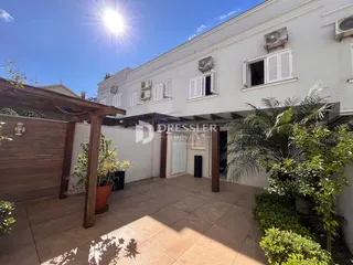 Fachada de uma residência em Lajeado, Brasil, com área externa coberta.