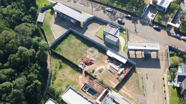 Vista aérea de um terreno com cercas e estruturas em Lajeado, Brasil.