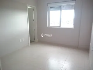 Vista interna de um cômodo com janela de grande porte.