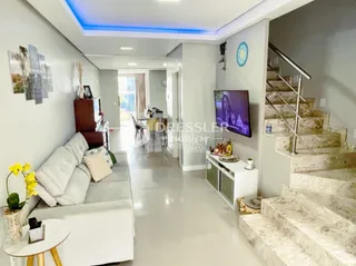 Vista de um corredor com escadaria em uma residência.