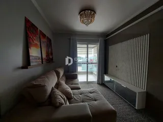 Sala de estar com sofá e decoração na residência.