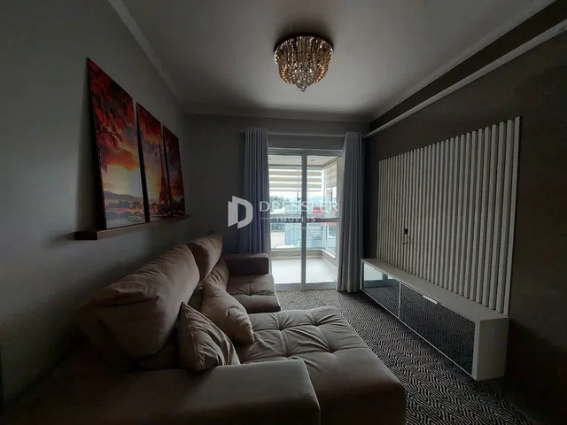 Sala de estar com sofá e decoração na residência.