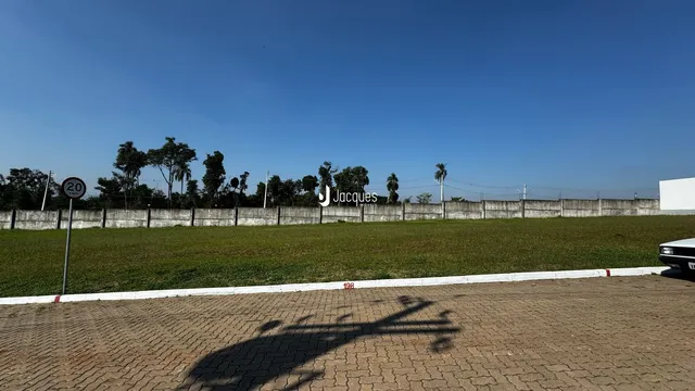 Vista externa de um terreno com cerca e gramado em Lajeado.