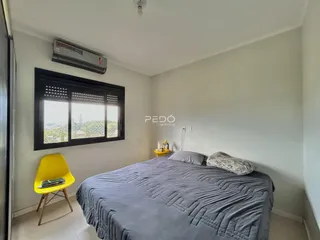 Quarto com cama e janela em um apartamento no Brasil.