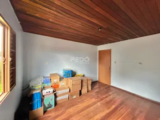 Foto de um cômodo com piso de madeira e teto de madeira.