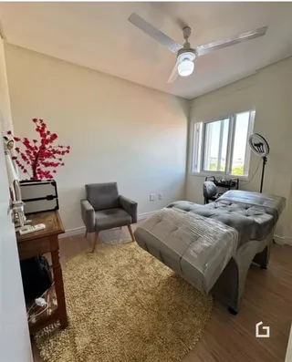 Quarto interno com paredes brancas e uma cama.