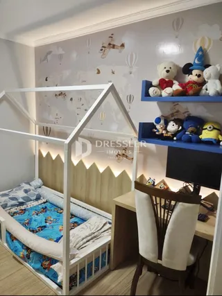 Quarto com cama de beliche branca em ambiente interno.