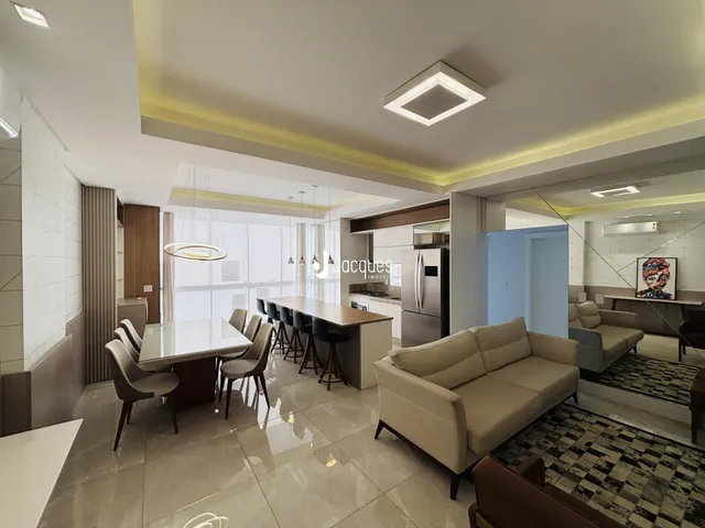 Sala de jantar e estar com piso de porcelanato claro em um imóvel no Brasil.